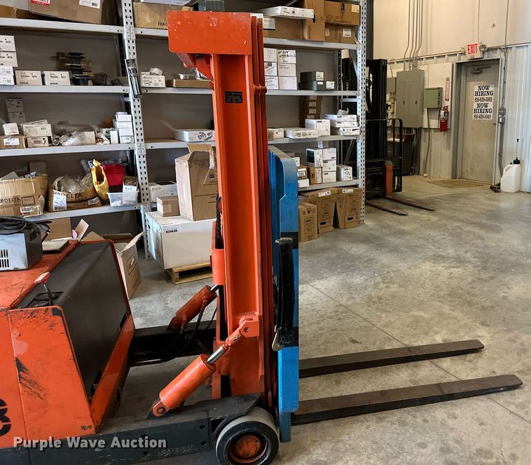 image for item LP9867 Crown 30WBTT-S  forklift