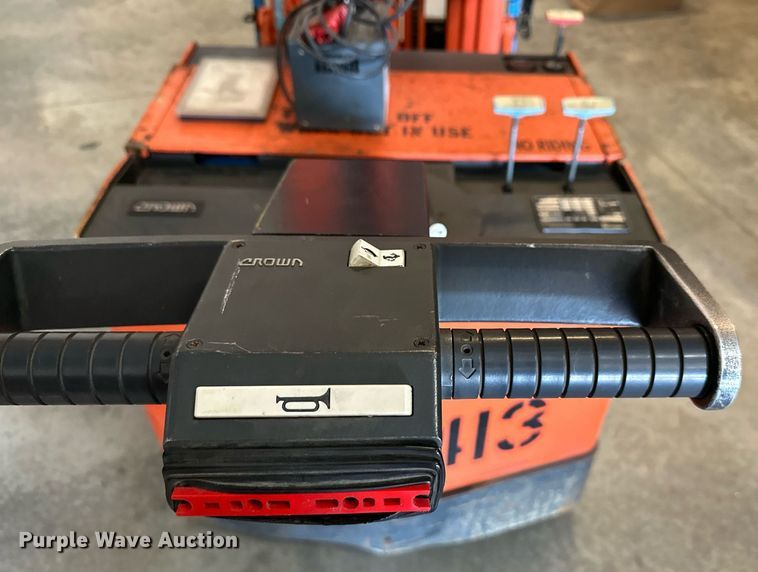 image for item LP9867 Crown 30WBTT-S  forklift
