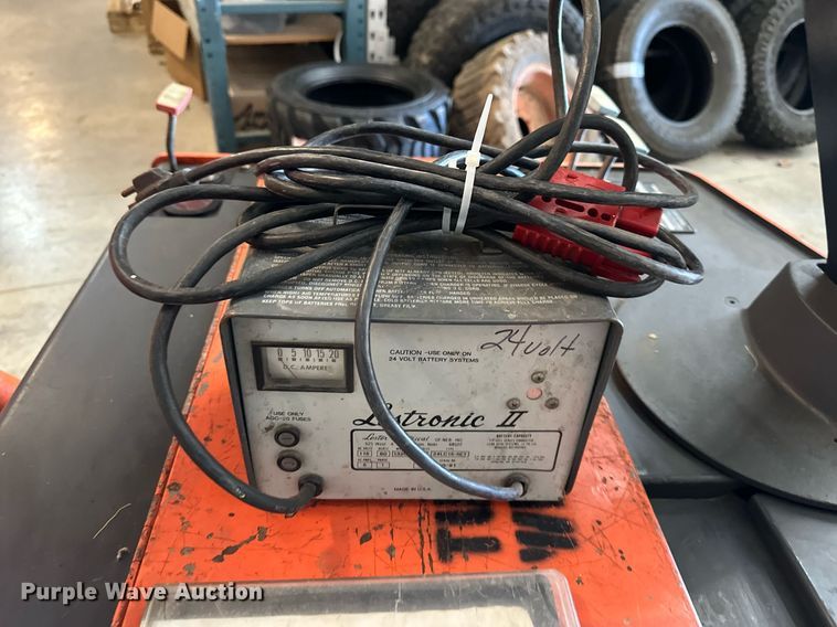 image for item LP9867 Crown 30WBTT-S  forklift