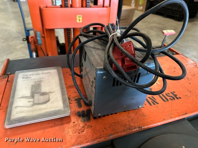 image for item LP9867 Crown 30WBTT-S  forklift