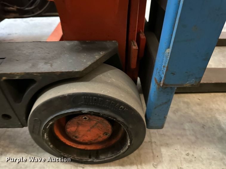 image for item LP9867 Crown 30WBTT-S  forklift