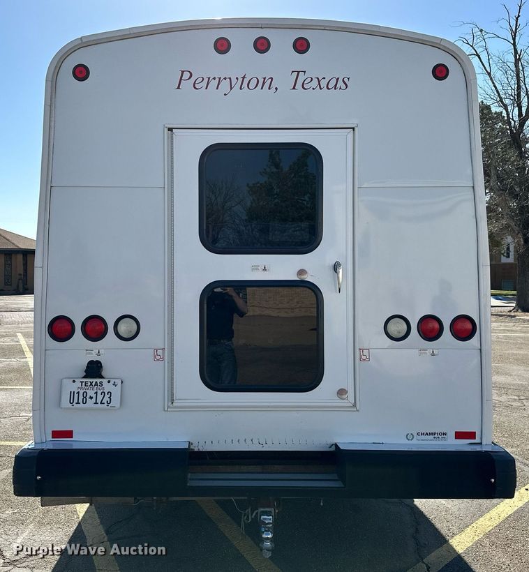 image for item LR9658 2007 Chevrolet C5500  shuttle bus