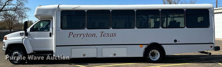 image for item LR9658 2007 Chevrolet C5500  shuttle bus