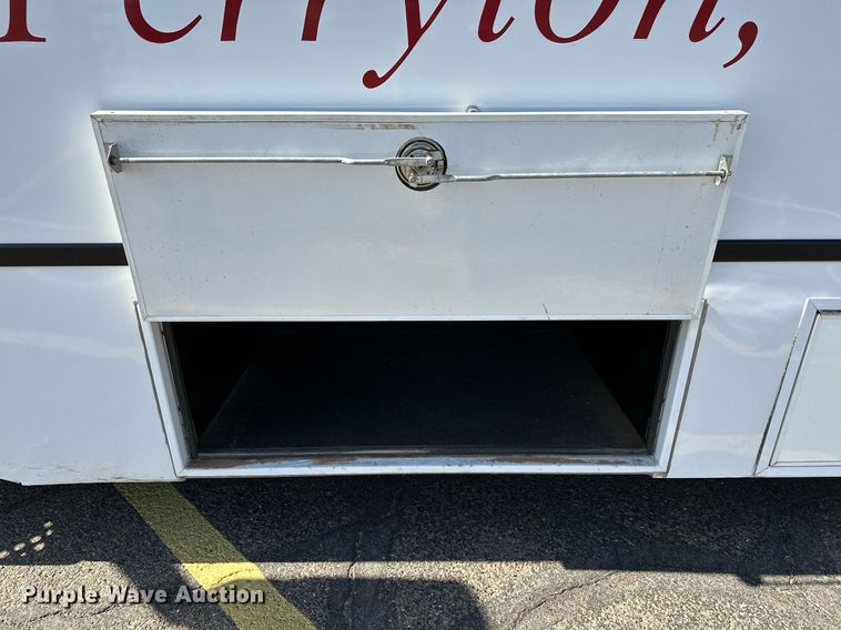 image for item LR9658 2007 Chevrolet C5500  shuttle bus