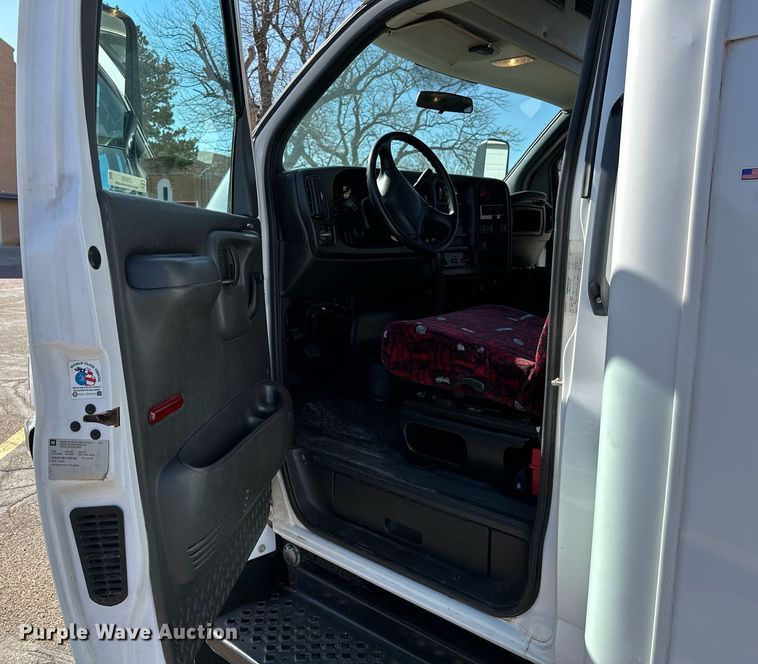 image for item LR9658 2007 Chevrolet C5500  shuttle bus