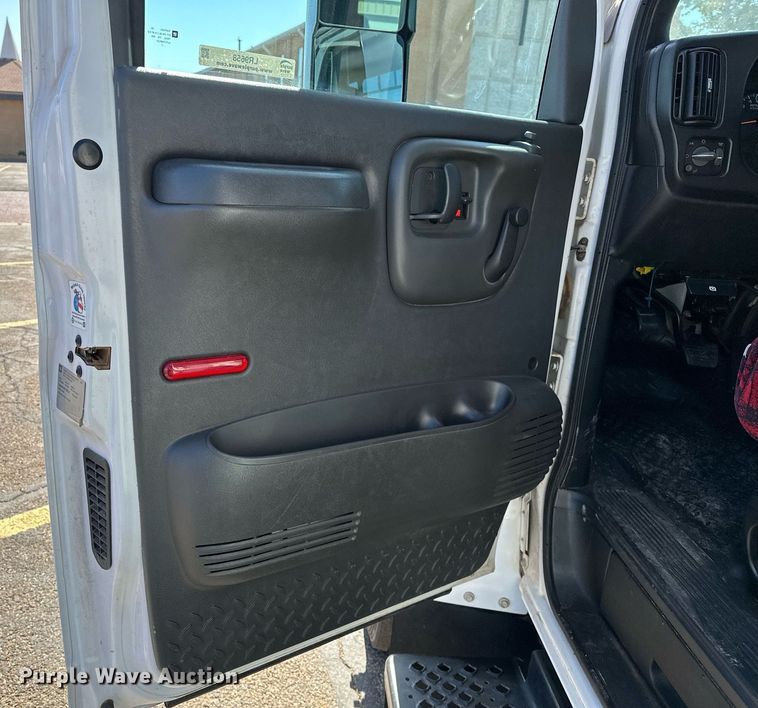 image for item LR9658 2007 Chevrolet C5500  shuttle bus