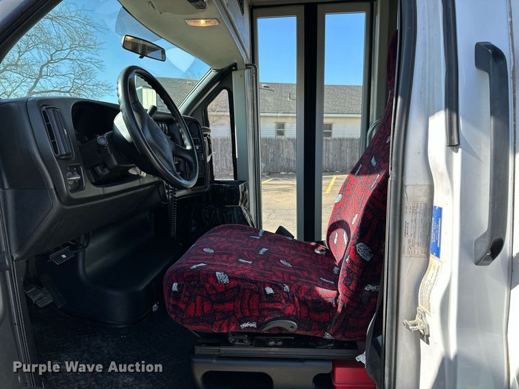 image for item LR9658 2007 Chevrolet C5500  shuttle bus