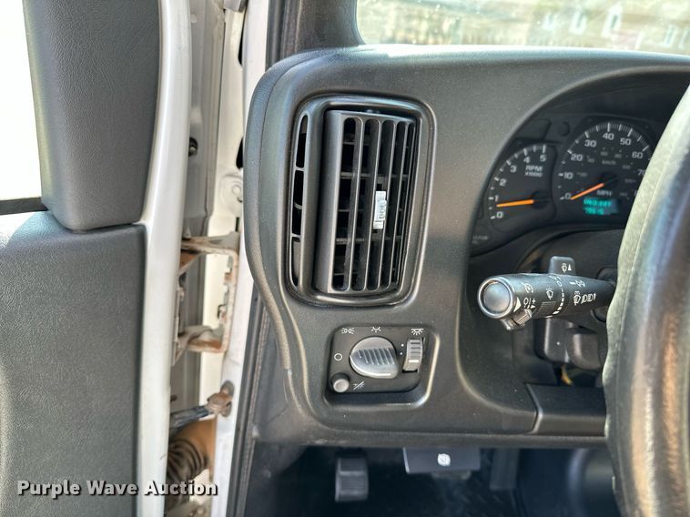 image for item LR9658 2007 Chevrolet C5500  shuttle bus