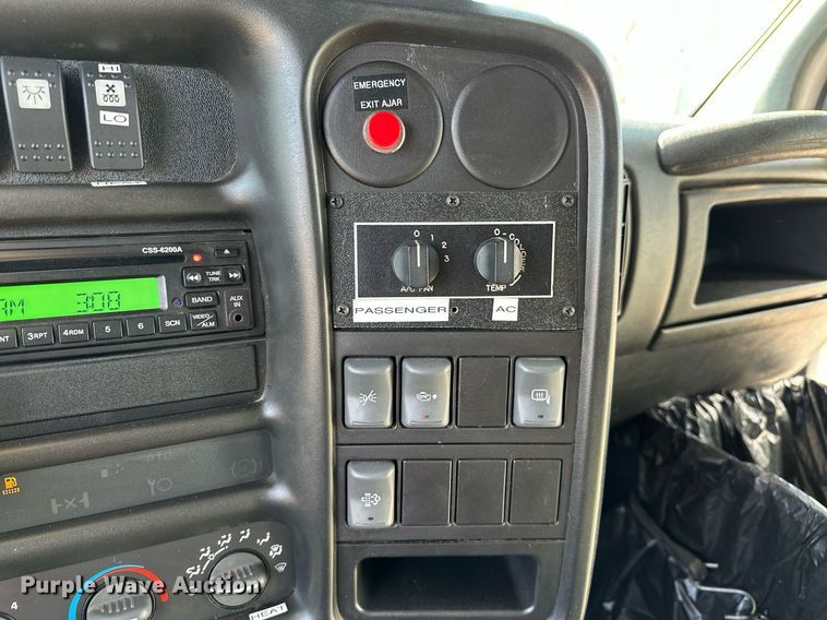 image for item LR9658 2007 Chevrolet C5500  shuttle bus