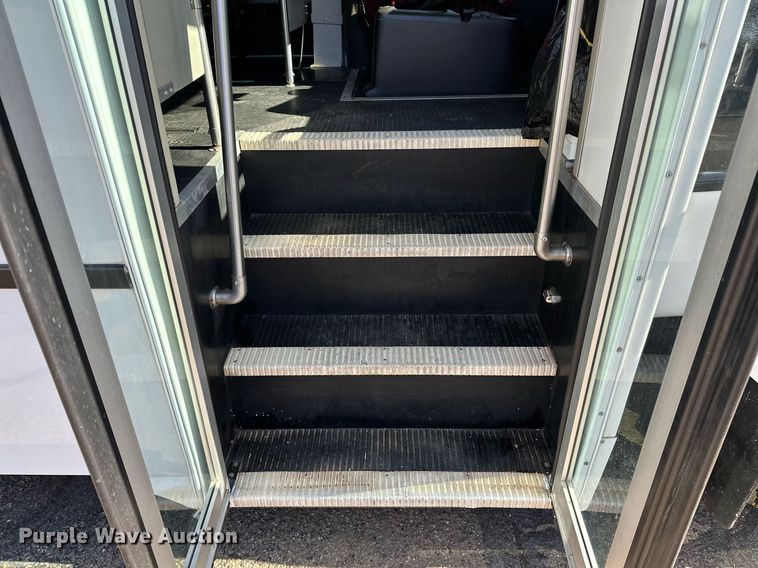 image for item LR9658 2007 Chevrolet C5500  shuttle bus