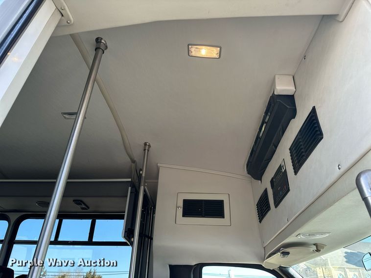 image for item LR9658 2007 Chevrolet C5500  shuttle bus