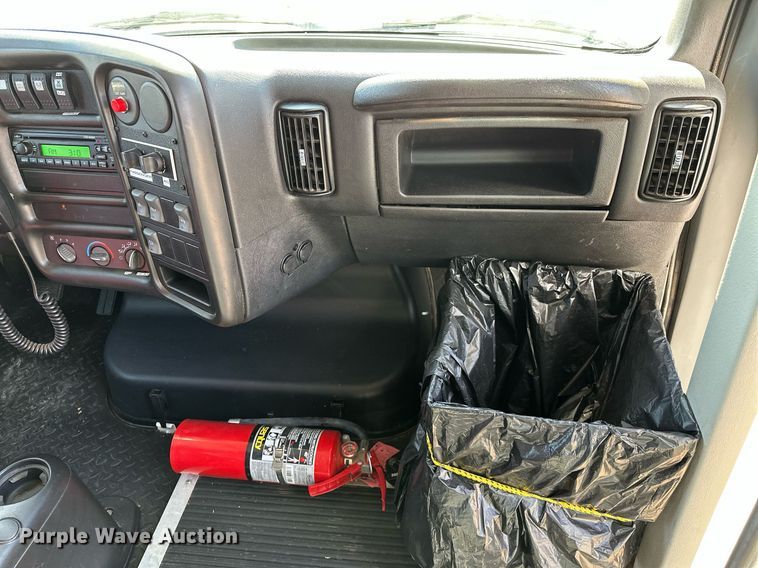 image for item LR9658 2007 Chevrolet C5500  shuttle bus