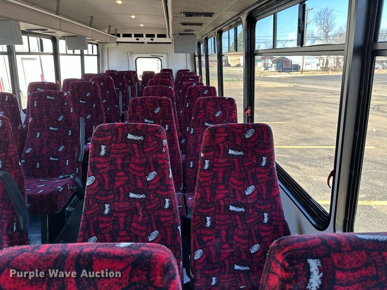 image for item LR9658 2007 Chevrolet C5500  shuttle bus