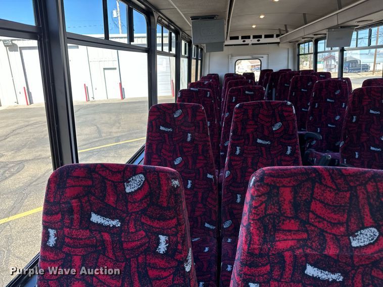 image for item LR9658 2007 Chevrolet C5500  shuttle bus