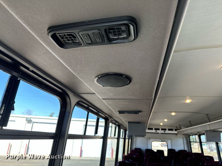 image for item LR9658 2007 Chevrolet C5500  shuttle bus