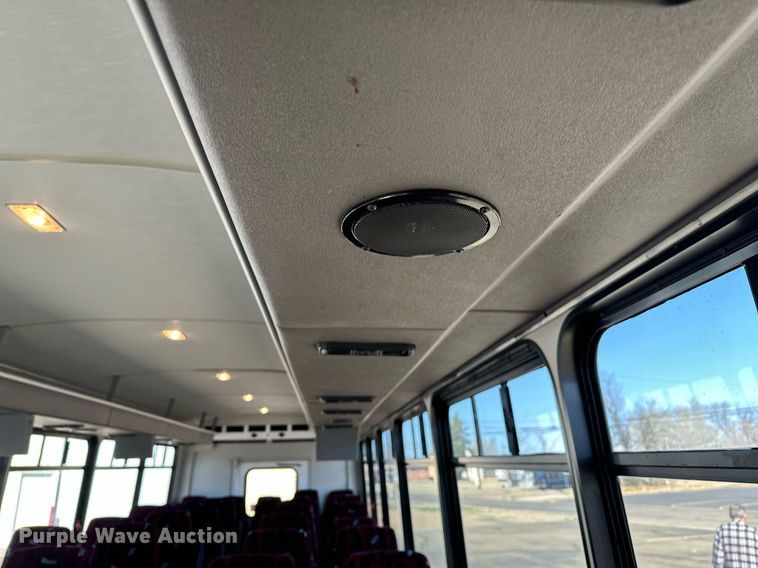 image for item LR9658 2007 Chevrolet C5500  shuttle bus