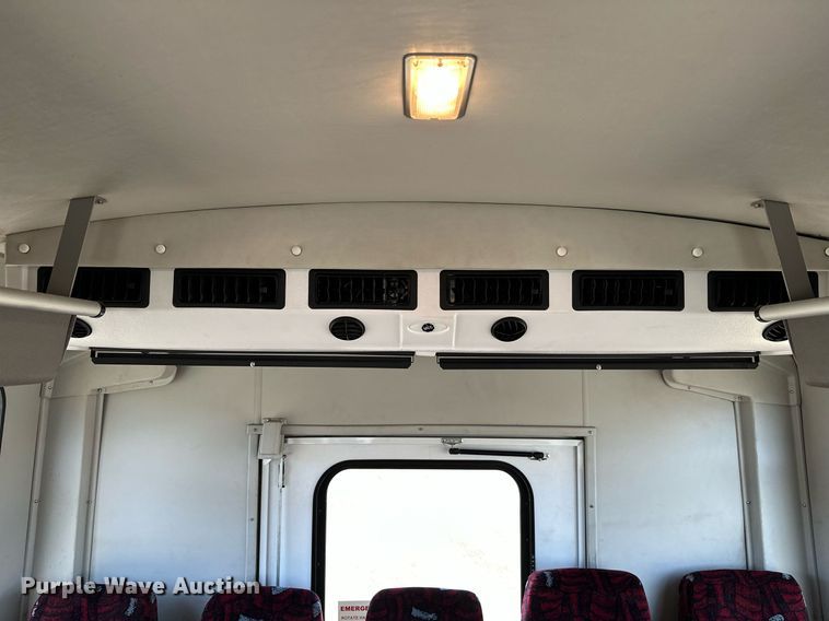 image for item LR9658 2007 Chevrolet C5500  shuttle bus