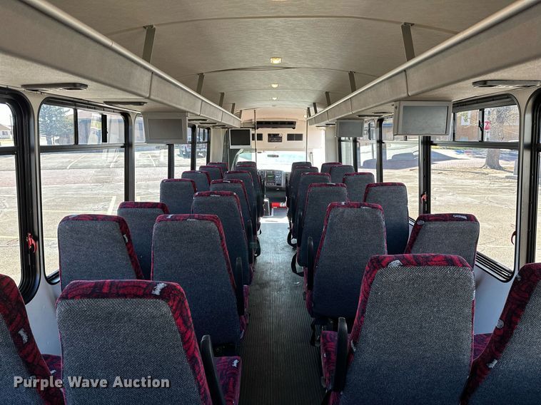 image for item LR9658 2007 Chevrolet C5500  shuttle bus