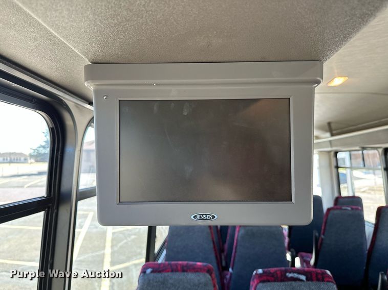 image for item LR9658 2007 Chevrolet C5500  shuttle bus