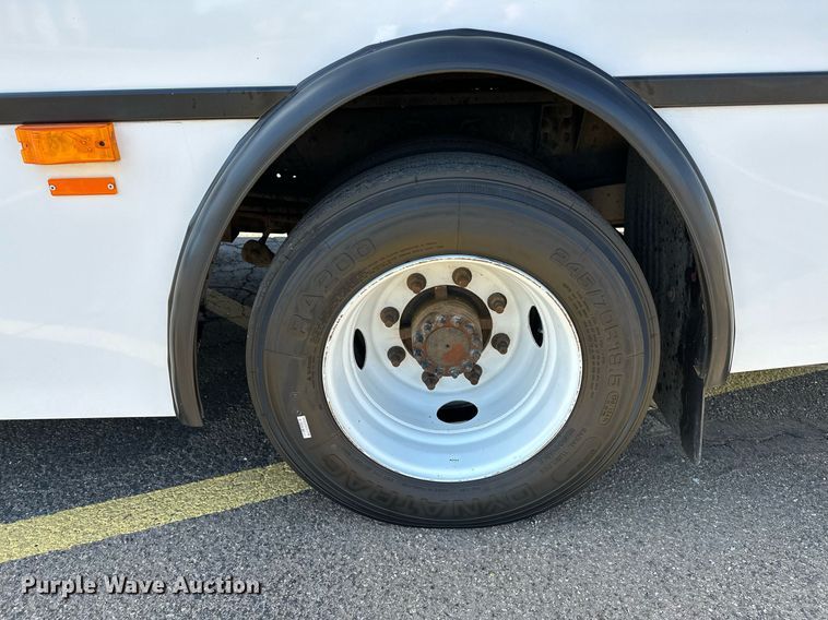 image for item LR9658 2007 Chevrolet C5500  shuttle bus