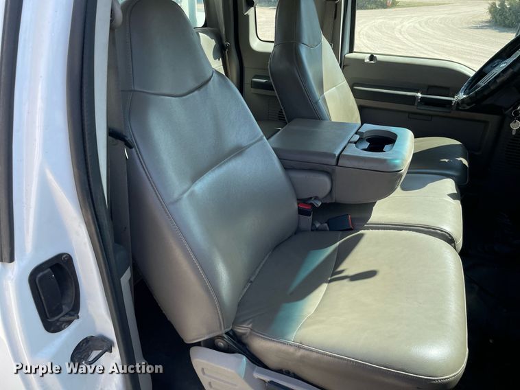 image for item LT9598 2008  Ford F550 Super Duty  SuperCab utility / service truck