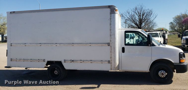 image for item LT9688 2005 GMC Savana G3500  box truck