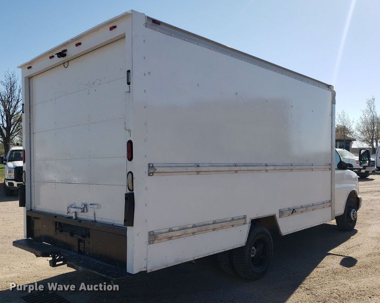 image for item LT9688 2005 GMC Savana G3500  box truck