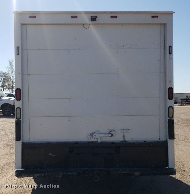 image for item LT9688 2005 GMC Savana G3500  box truck