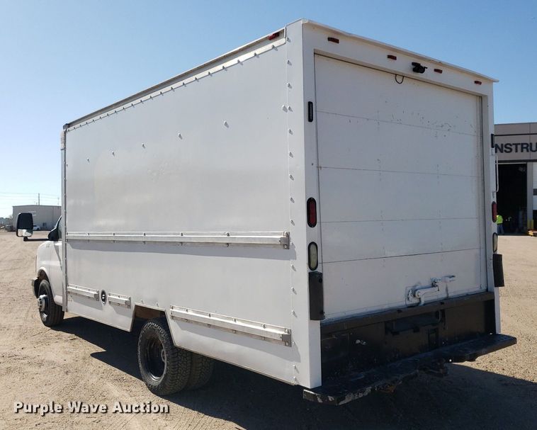 image for item LT9688 2005 GMC Savana G3500  box truck