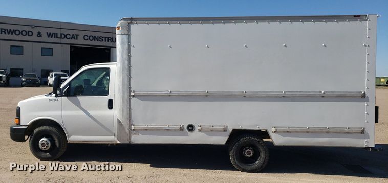 image for item LT9688 2005 GMC Savana G3500  box truck