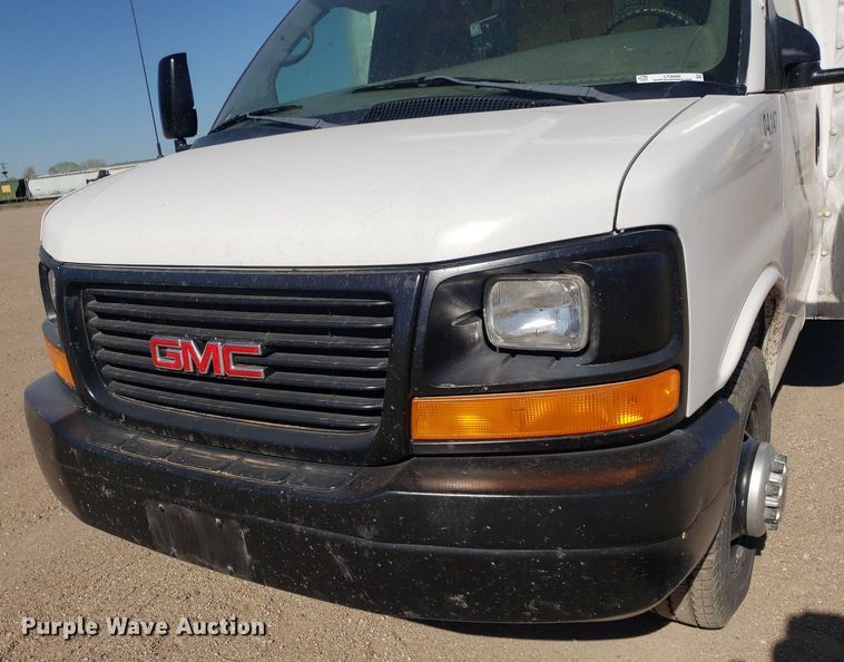 image for item LT9688 2005 GMC Savana G3500  box truck