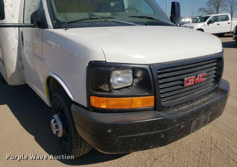 image for item LT9688 2005 GMC Savana G3500  box truck
