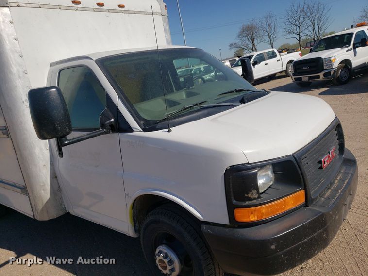 image for item LT9688 2005 GMC Savana G3500  box truck