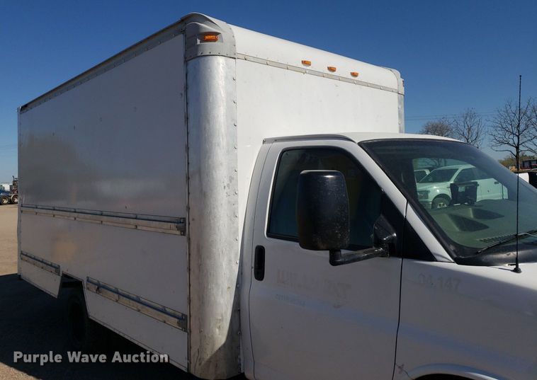image for item LT9688 2005 GMC Savana G3500  box truck