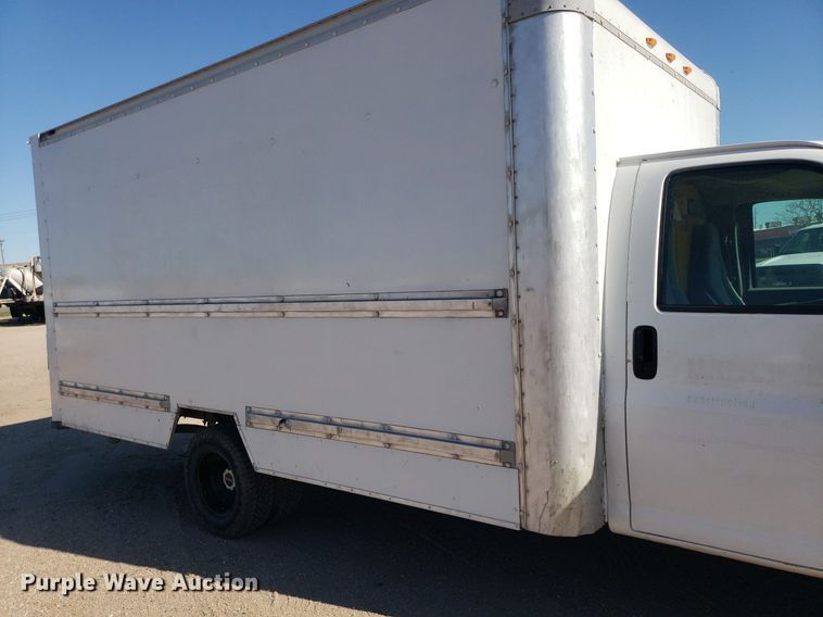 image for item LT9688 2005 GMC Savana G3500  box truck