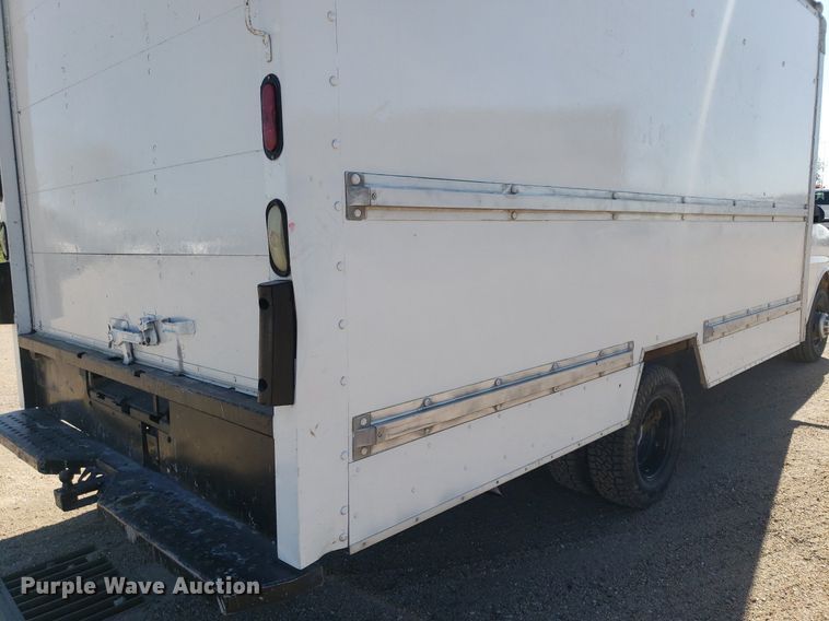 image for item LT9688 2005 GMC Savana G3500  box truck