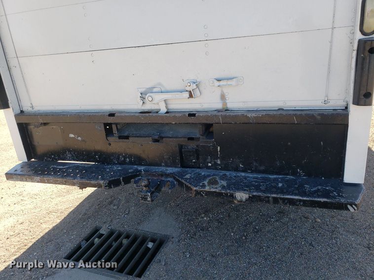 image for item LT9688 2005 GMC Savana G3500  box truck