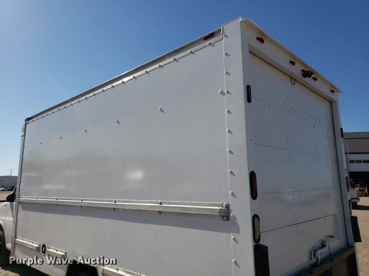 image for item LT9688 2005 GMC Savana G3500  box truck