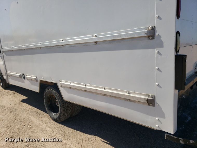 image for item LT9688 2005 GMC Savana G3500  box truck