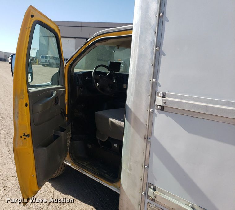image for item LT9688 2005 GMC Savana G3500  box truck