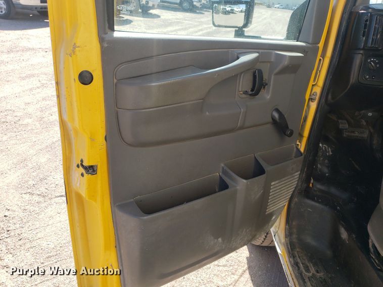 image for item LT9688 2005 GMC Savana G3500  box truck