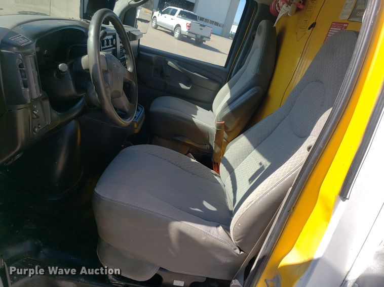 image for item LT9688 2005 GMC Savana G3500  box truck