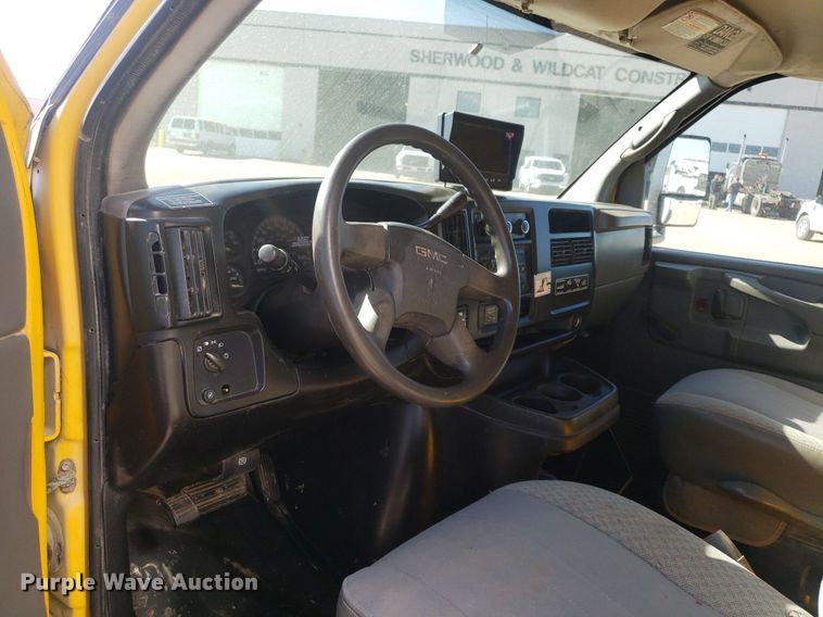 image for item LT9688 2005 GMC Savana G3500  box truck