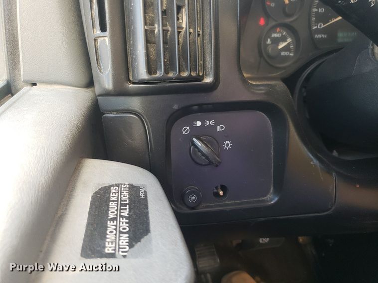 image for item LT9688 2005 GMC Savana G3500  box truck