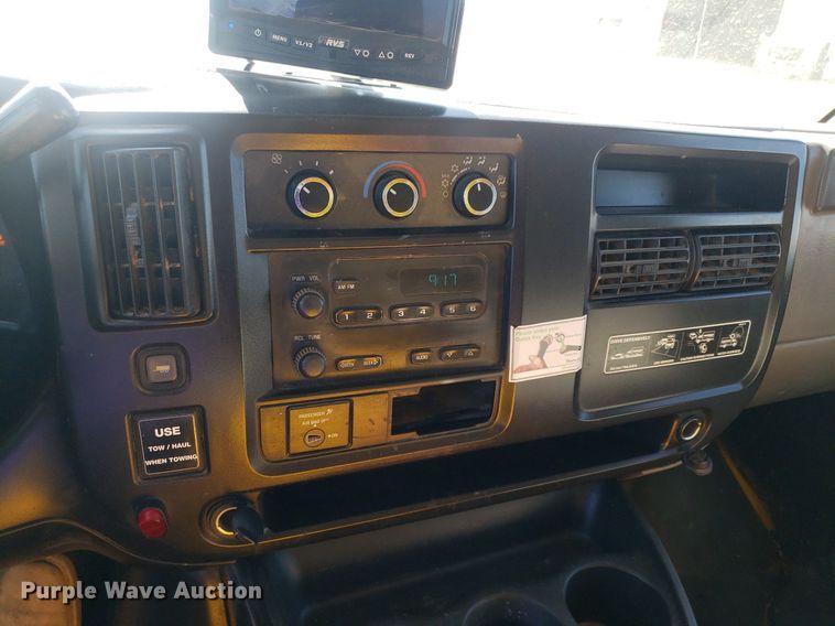 image for item LT9688 2005 GMC Savana G3500  box truck