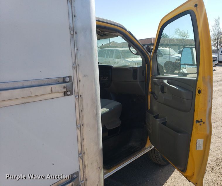 image for item LT9688 2005 GMC Savana G3500  box truck