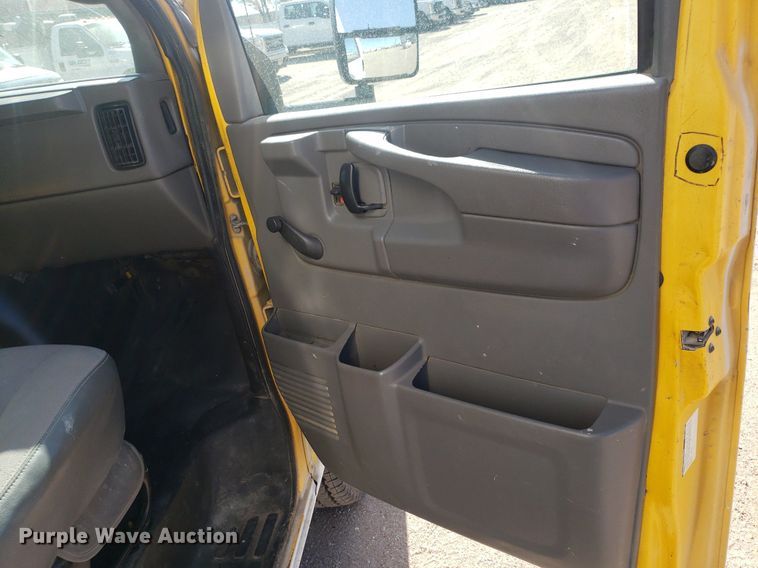 image for item LT9688 2005 GMC Savana G3500  box truck