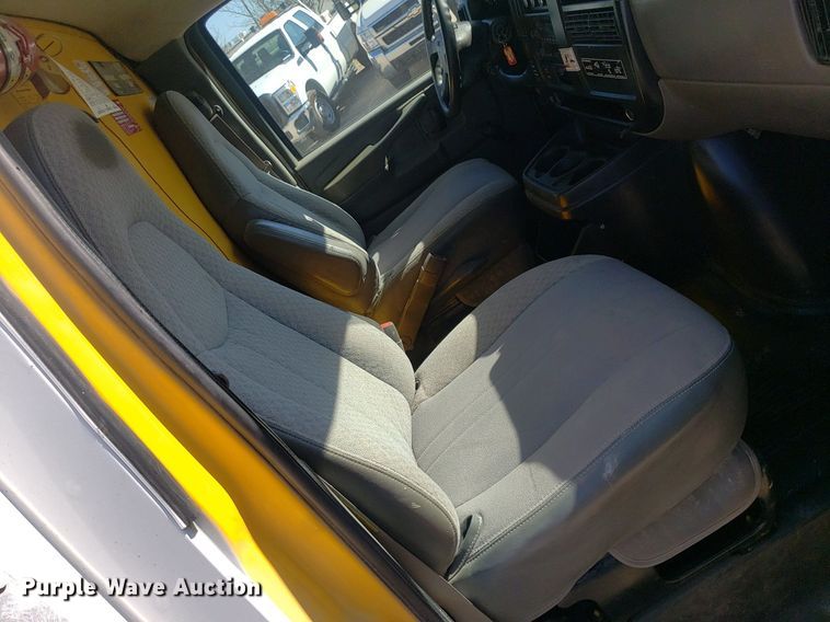 image for item LT9688 2005 GMC Savana G3500  box truck