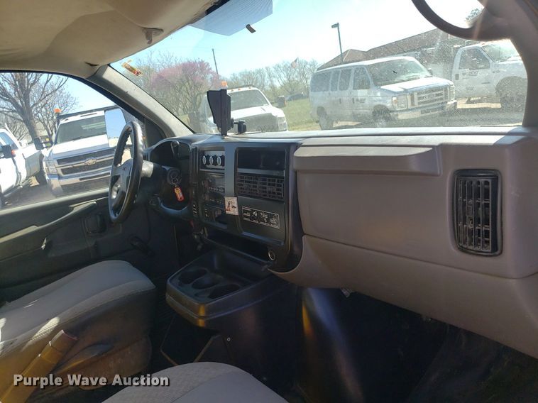 image for item LT9688 2005 GMC Savana G3500  box truck