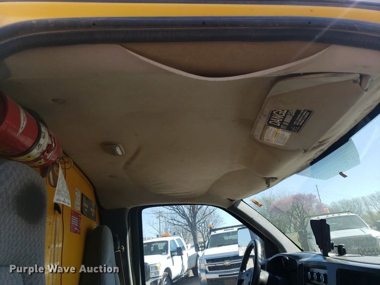 image for item LT9688 2005 GMC Savana G3500  box truck